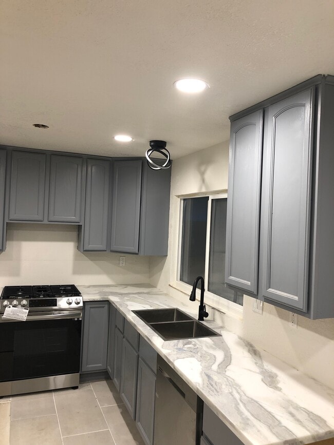 Photo - 948 Goldenleaf Way