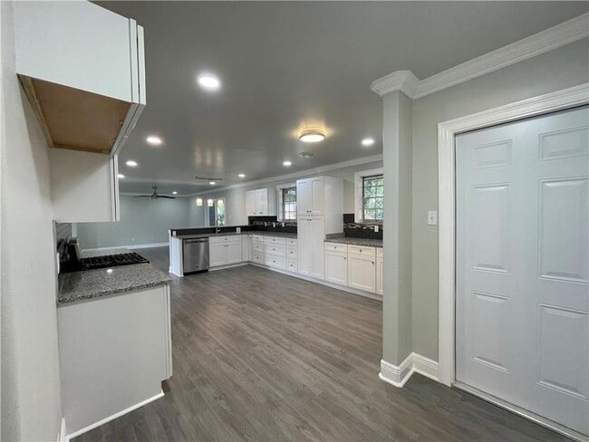 Photo - 214 River Oaks Dr