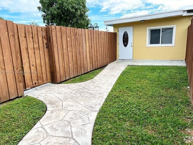 Building Photo - 11250 SW 30th St Unit 1 Rental
