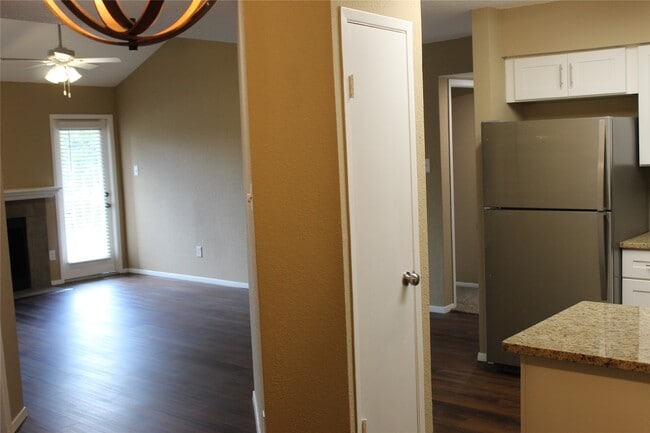 Photo - 2011 Spenwick Dr Unit 427