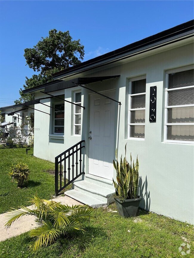 Building Photo - 2946 SW 1st St Unit 2946 Rental