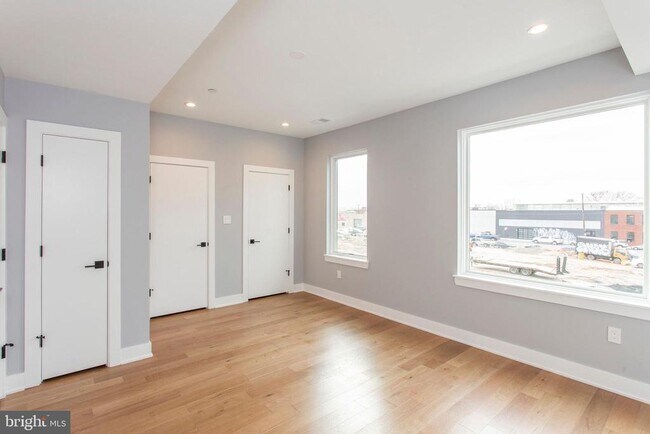 Photo - 2139 League St