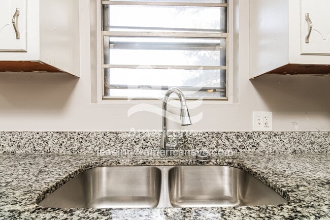 Photo - 428 W Lakeside Ave