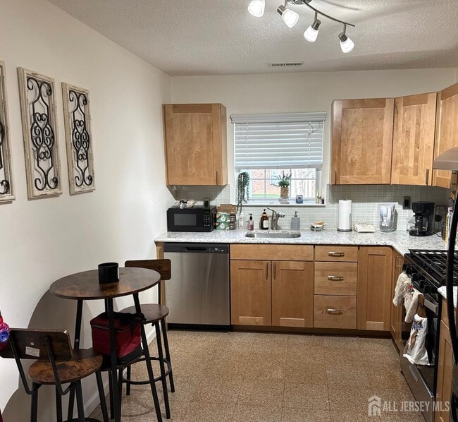 Photo - 180 Tulip Ln