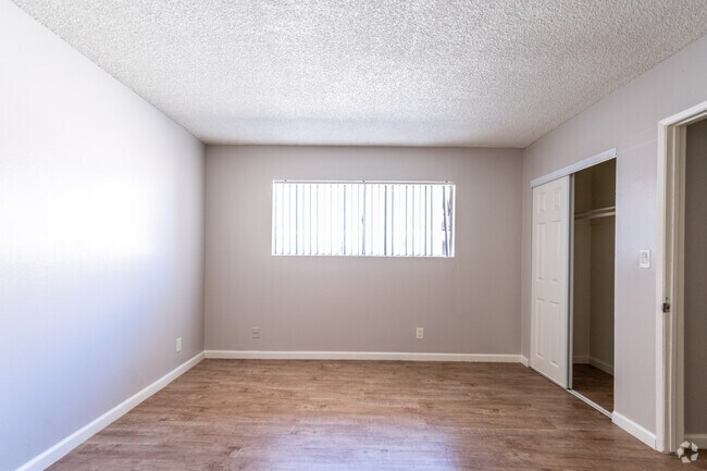 1BR, 1BA - 850 SF