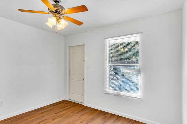 Building Photo - 1 Bedroom Studio in Hollister, MO Unit 2