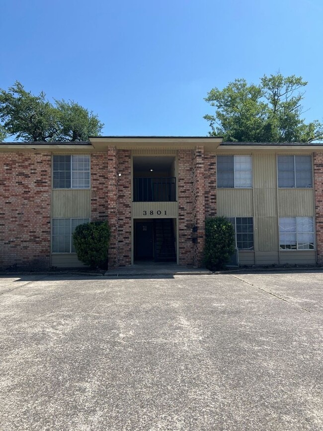 Building Photo - 2 Bedroom 1 bath for lease Rental