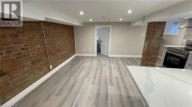 Photo - 123 Robinson St