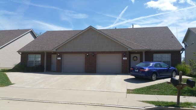 Building Photo - 700 Glenstone Dr