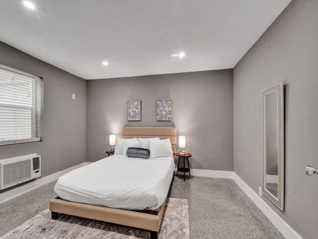 Photo - 906 N Riverside Dr Unit SI ID1504001P