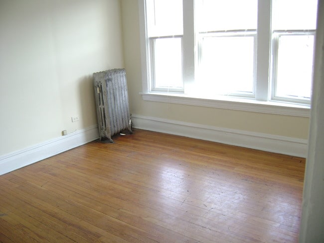 Living Room - 3700 N Wilton Ave