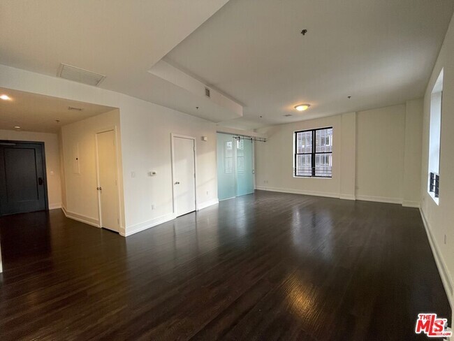 Building Photo - 727 W 7th St Unit 1207 Rental