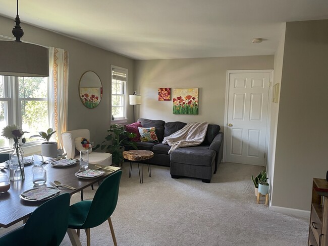 Large living room w/ dining area - 121 Grove Ave Apartamentos Unidad #2