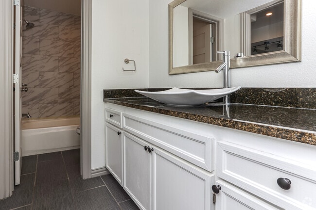 2BR, 2BA - 1100SF