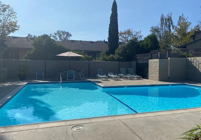 Building Photo - LOVELY LA JOLLA 2/2 WITH GARAGE, WHIMSICAL... Rental