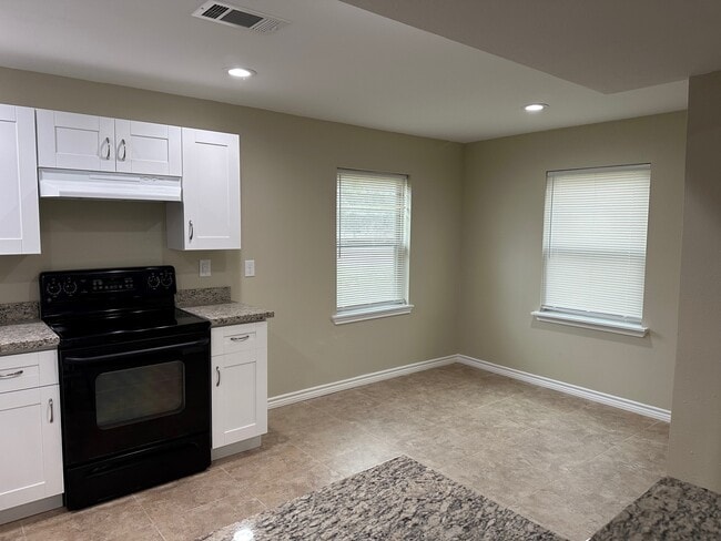 Photo - 631 Live Oak Dr
