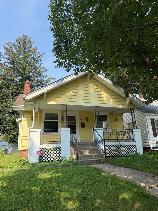 Building Photo - 2 bed 1 bath bungalow