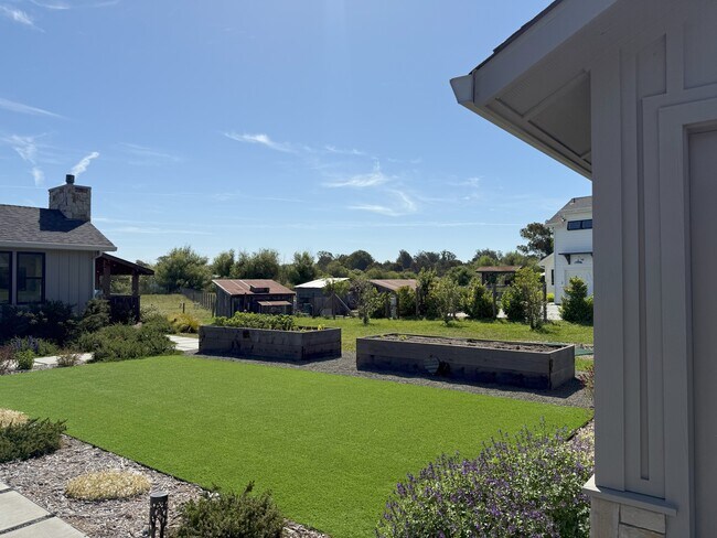 Photo - 974 Thompson Ln