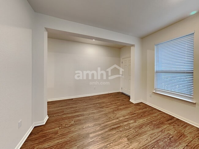 Photo - 421 Pebble Bend