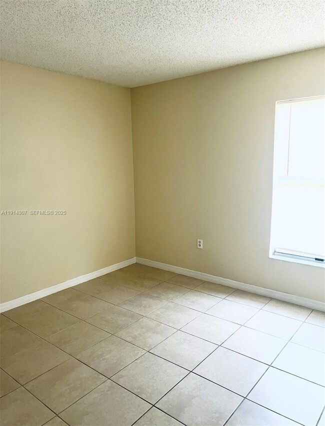 Photo - 807 Mountbatten Ln