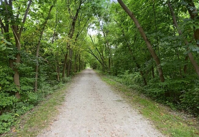 ¡Acceso inmediato al sendero natural de West Bloomfield! - Bloomfield On The Green - West Bloomfield, MI