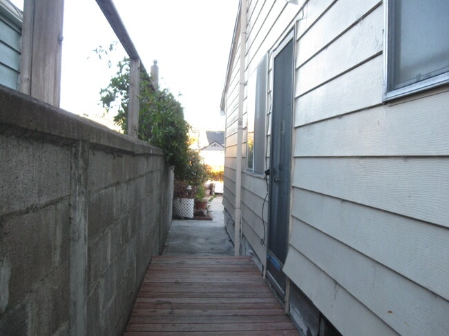 pathway to apartment and garden - 450 39th St Unit 1
