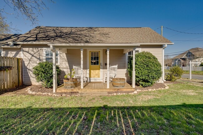 Building Photo - Charming 2 Bedroom 2 Bath Home In The Heart Of Downtown Mebane With Massive Fenced In Yard!!