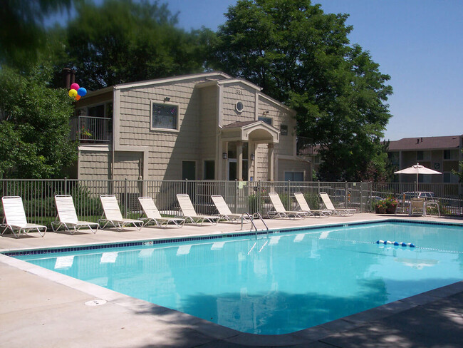 Piscina climatizada con terraza - Timberleaf Apartment Homes