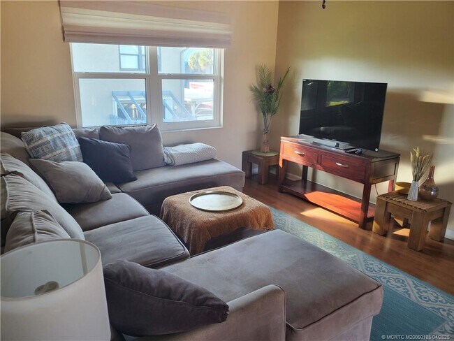 Building Photo - 1411 NE 14th Ct Unit 13 Rental