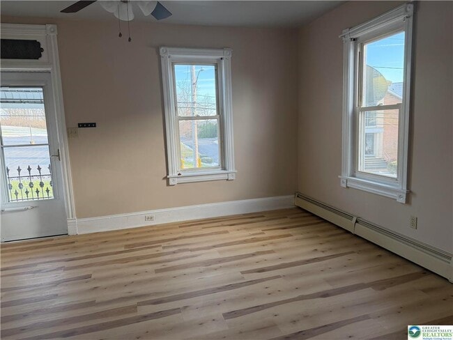 Photo - 4453 Main St