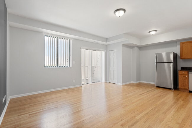 Photo - 2451 W Howard St