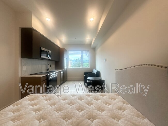 Photo - 720-720 K. L. O. Rd