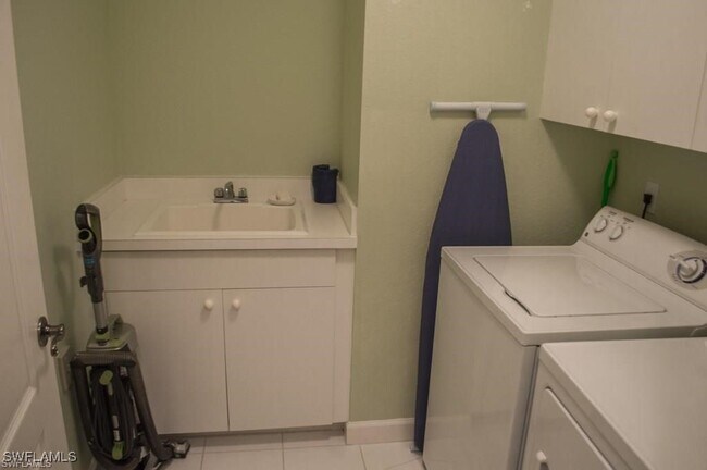 Building Photo - 2444 Ravenna Blvd Unit 2-101