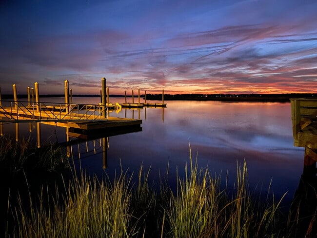Photo - Waterfront Community in Richmond Hill!