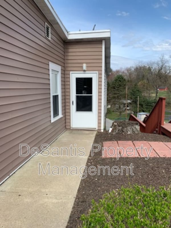 Building Photo - 2061 Brodhead Rd Unit Apt 1A