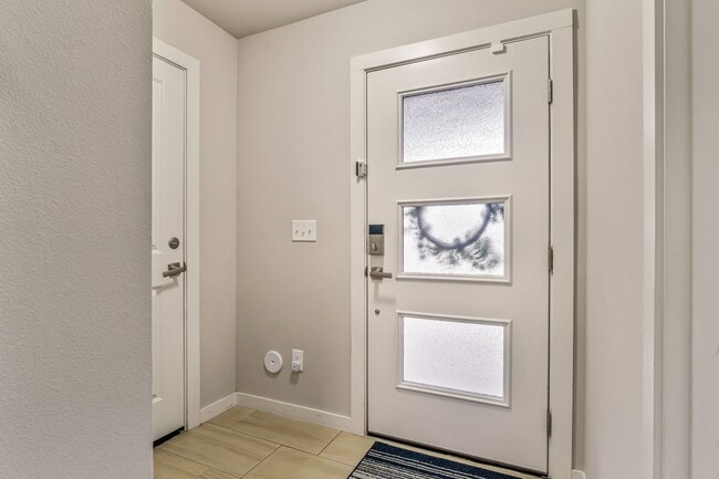 Photo - Modern Tri-Level 4BD/3.5BTH Townhouse in Lynnwood for Rent! Pet Friendly!