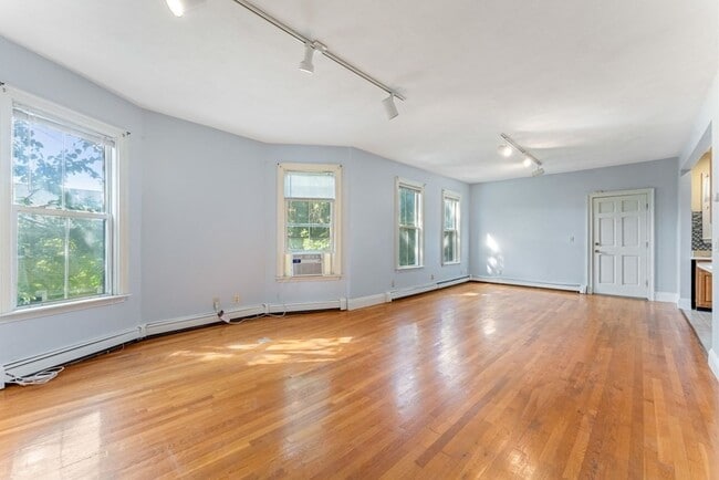 Building Photo - 42-44-44 Woodlawn St Unit 5