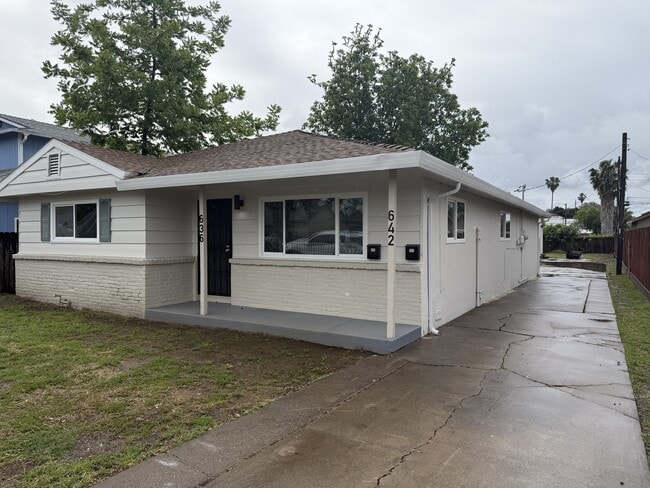 Photo - 636 Las Palmas Ave