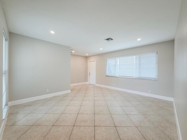 Photo - 541 NE 44th St
