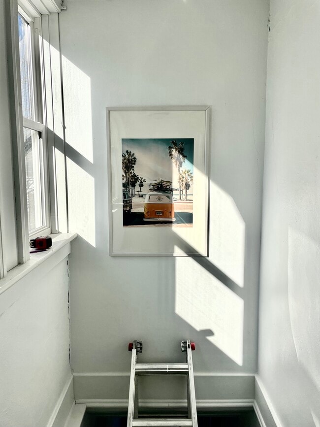 Photo - 825 W 24th St