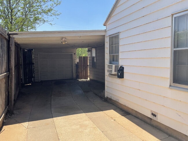 Building Photo - Cute One Bedroom Close to Campus with Lawn... Rental