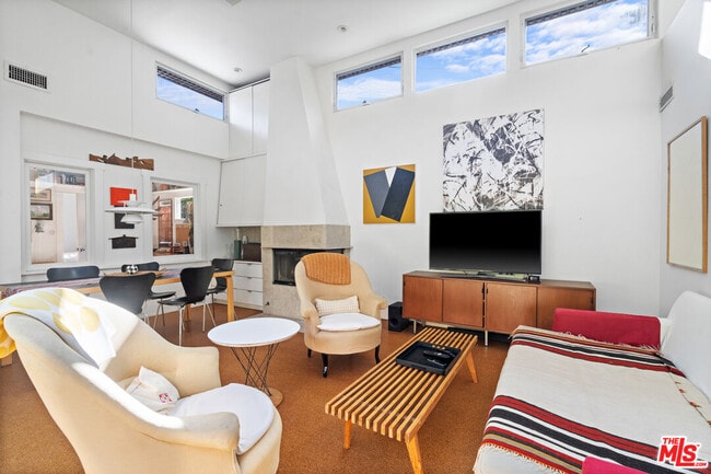 Photo - 648 Palms Blvd