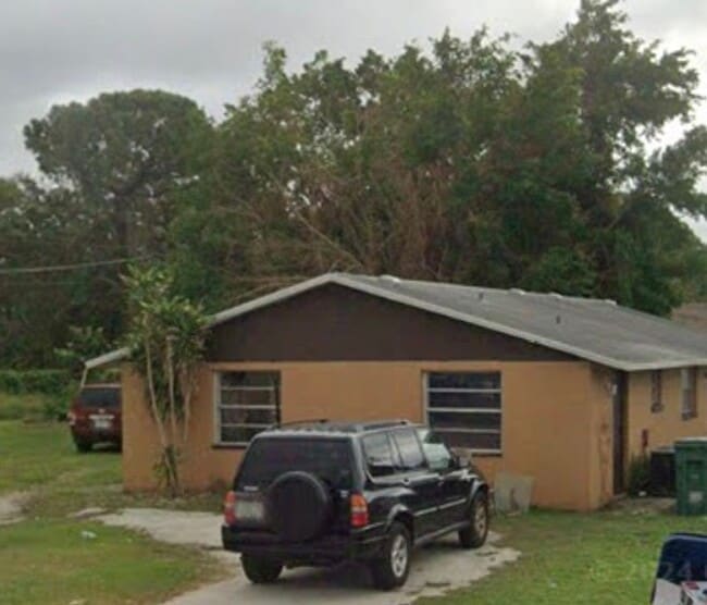 Building Photo - 2 bed room 1 bath duplex