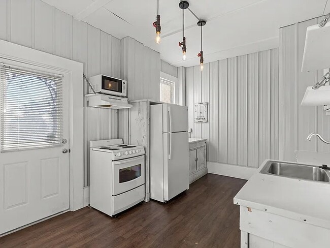 Photo - 6166 Crescent Ave