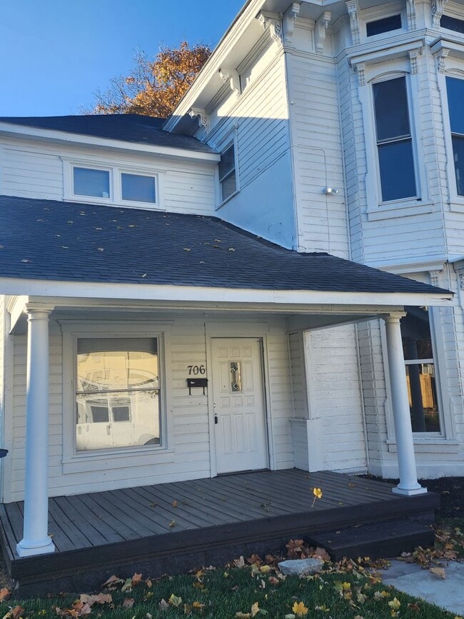 Building Photo - 2 Bedroom 1 bath duplex Rental