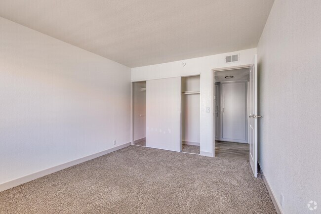 2 BR, 1 BA (Renovated) - 887 SF