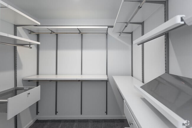 The Willow-3BR,2.5BA-Walk in Closet