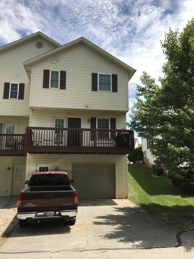 Photo - 3 BEDROOM TOWNHOUSE AVAIL JULY 2026.   Mon...