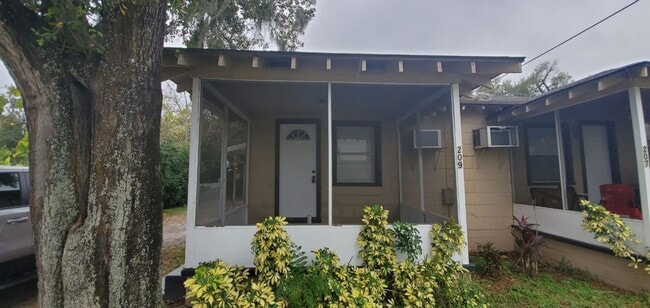 Mulberry- 2/1 Duplex, Immediate Move-In - Mulberry- 2/1 Duplex, Immediate Move-In House