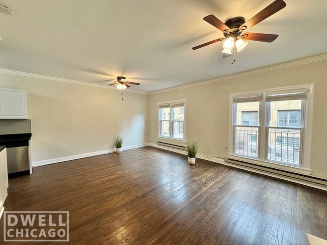 Photo - 730 W Roscoe St